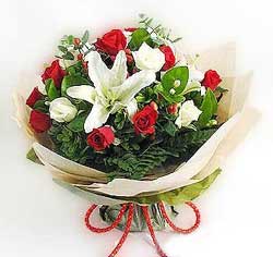 g�ller ve kazablanklardan g�rsel bir buket  Ulus Ankara hediye sevgilime hediye �i�ek 