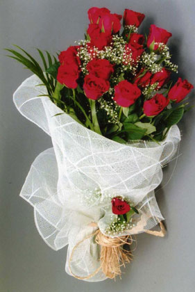 10 adet kirmizi güllerden buket çiçegi  Ulus Ankara ucuz çiçek gönder 