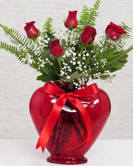 Kalp i�erisinde 5 adet k�rm�z� g�l 