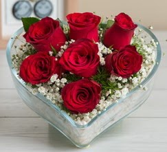 Kalp i�erisinde 7 adet k�rm�z� g�l 