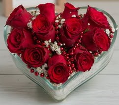 Kalp i�erisinde 7 adet k�rm�z� g�l 