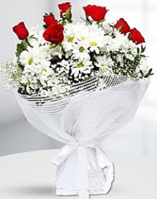 7 k�rm�z� g�l ve papatyalar buketi  Ulus Ankara hediye sevgilime hediye �i�ek 