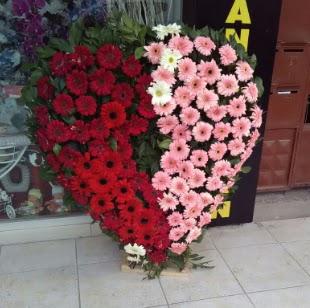 Kalp pano kalp �eklinde pano �i�e�i  Ulus Ankara anneler g�n� �i�ek yolla 