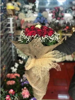 12 adet k�rm�z� 1 adet beyaz g�l buketi 