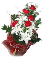  Ulus Ankara çiçek satışı  5 adet kirmizi gül 1 adet kazablanka çiçegi buketi