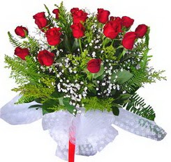  12 adet kirmizi g�l buketi esssiz g�rsellik