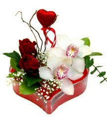  Ulus Ankara kaliteli taze ve ucuz çiçekler  mika kalp içinde 2 gül 1 kandil orkide kalp çubuk