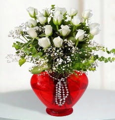 cam kalp içerisinde 12 adet beyaz gül  Ulus Ankara kaliteli taze ve ucuz çiçekler 