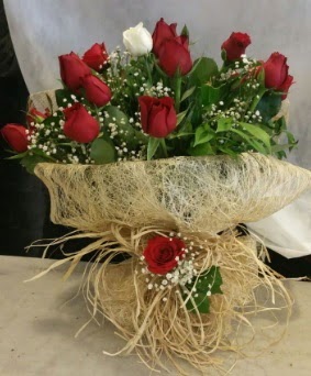 Kız isteme çiçeği 20 kırmızı 1 beyaz  Ulus Ankara anneler günü çiçek yolla 